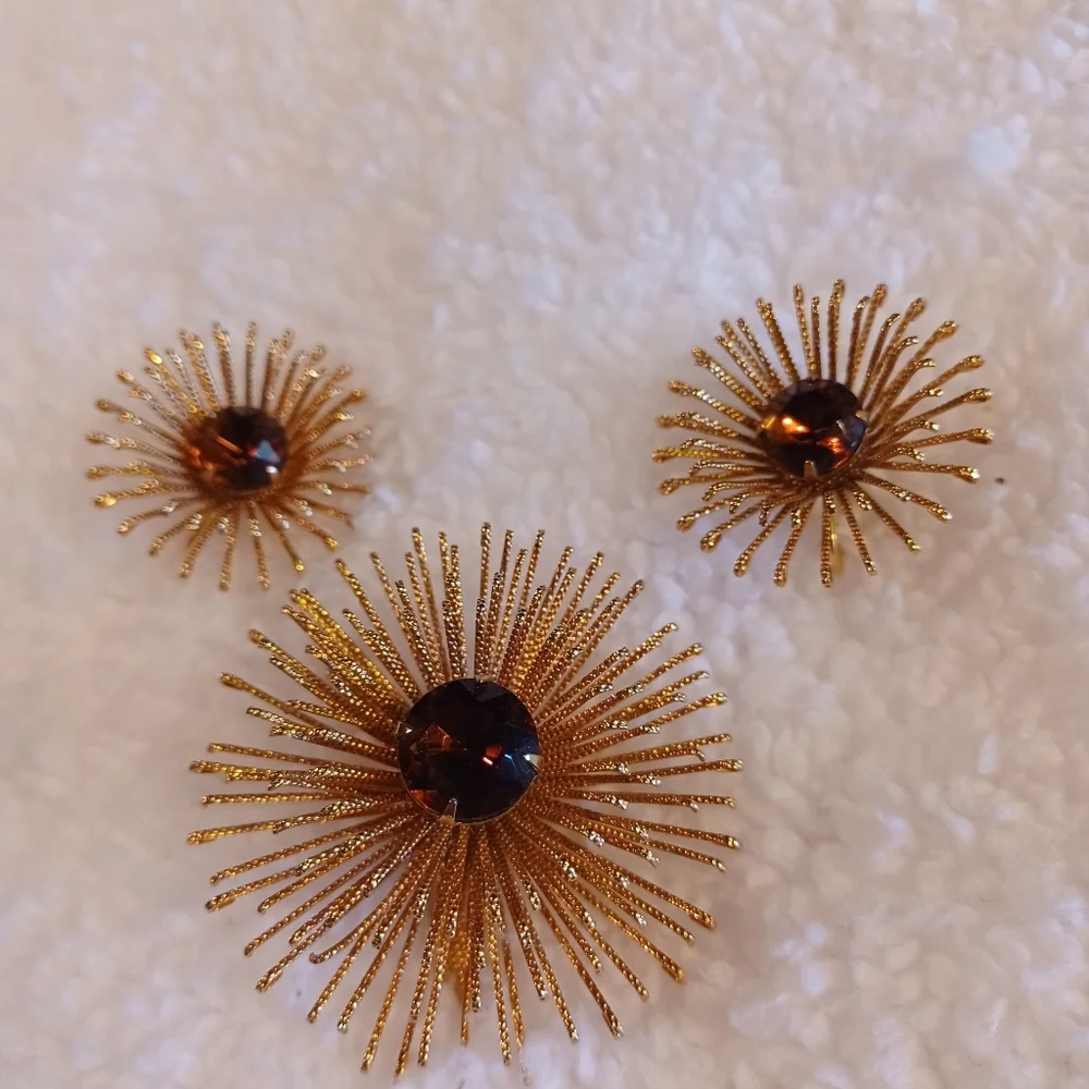 Sarah Coventry brooch and earrings set. Gold tone topaz